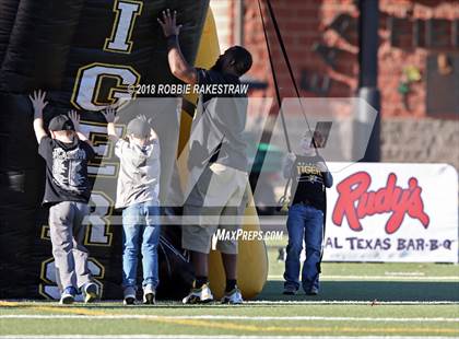 Thumbnail 1 in Malakoff vs. Gladewater (UIL 3A Regional Playoff) photogallery.