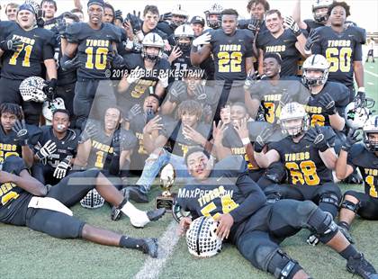 Thumbnail 3 in Malakoff vs. Gladewater (UIL 3A Regional Playoff) photogallery.