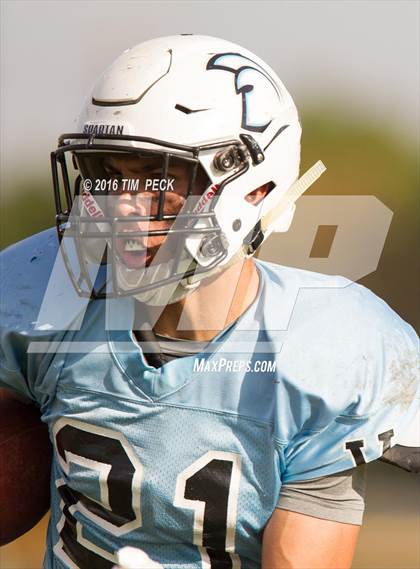 Thumbnail 2 in JV: Mater Dei vs. Villa Park photogallery.
