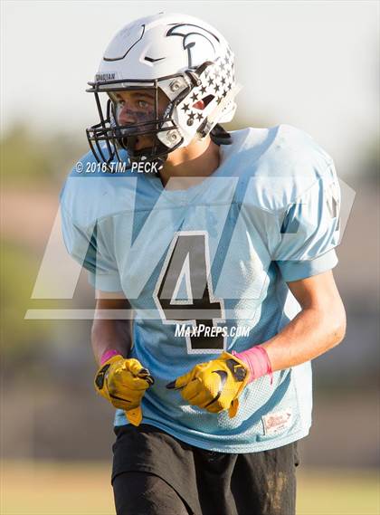 Thumbnail 2 in JV: Mater Dei vs. Villa Park photogallery.