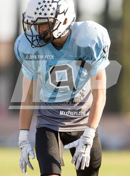 Thumbnail 2 in JV: Mater Dei vs. Villa Park photogallery.
