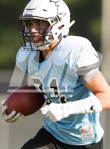 Thumbnail 2 in JV: Mater Dei vs. Villa Park photogallery.