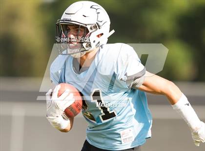 Thumbnail 3 in JV: Mater Dei vs. Villa Park photogallery.