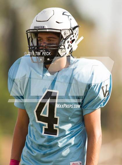 Thumbnail 3 in JV: Mater Dei vs. Villa Park photogallery.