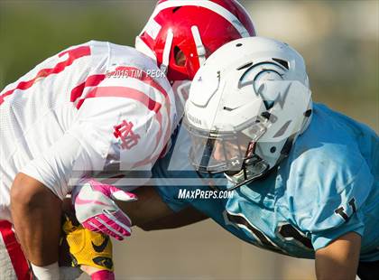 Thumbnail 3 in JV: Mater Dei vs. Villa Park photogallery.