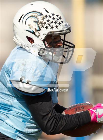 Thumbnail 2 in JV: Mater Dei vs. Villa Park photogallery.