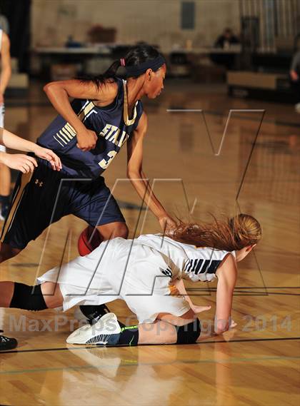 Thumbnail 2 in Bellevue vs. San Juan Hills (MaxPreps Holiday Classic) photogallery.