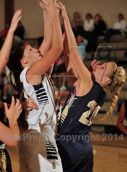 Thumbnail 3 in Bellevue vs. San Juan Hills (MaxPreps Holiday Classic) photogallery.