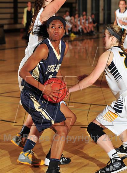 Thumbnail 3 in Bellevue vs. San Juan Hills (MaxPreps Holiday Classic) photogallery.