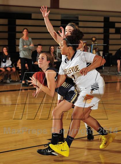 Thumbnail 2 in Bellevue vs. San Juan Hills (MaxPreps Holiday Classic) photogallery.