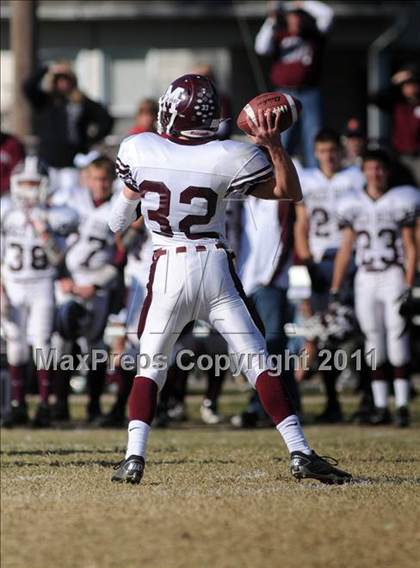 Thumbnail 2 in Benton vs. Red Bud (IHSA Class 3A First Round Playoff) photogallery.