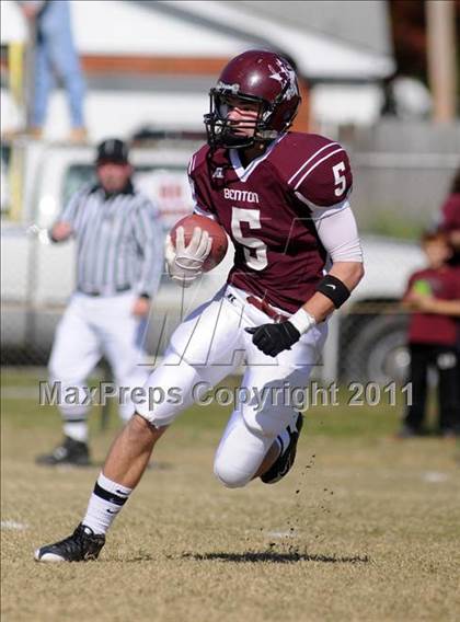 Thumbnail 2 in Benton vs. Red Bud (IHSA Class 3A First Round Playoff) photogallery.