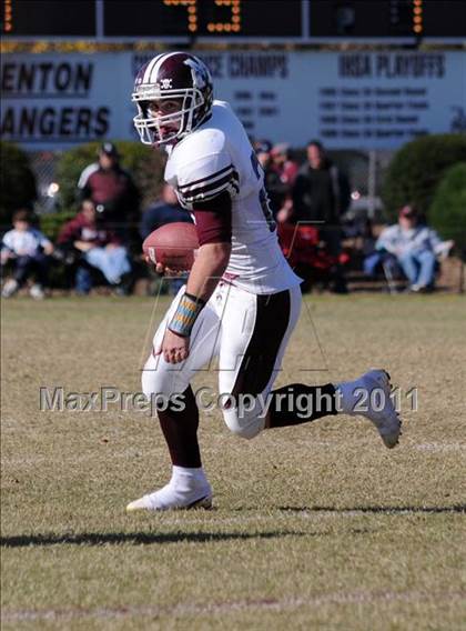 Thumbnail 2 in Benton vs. Red Bud (IHSA Class 3A First Round Playoff) photogallery.