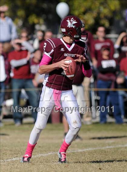 Thumbnail 1 in Benton vs. Red Bud (IHSA Class 3A First Round Playoff) photogallery.