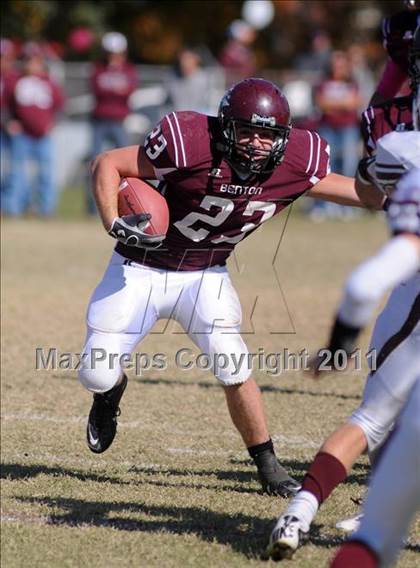 Thumbnail 2 in Benton vs. Red Bud (IHSA Class 3A First Round Playoff) photogallery.