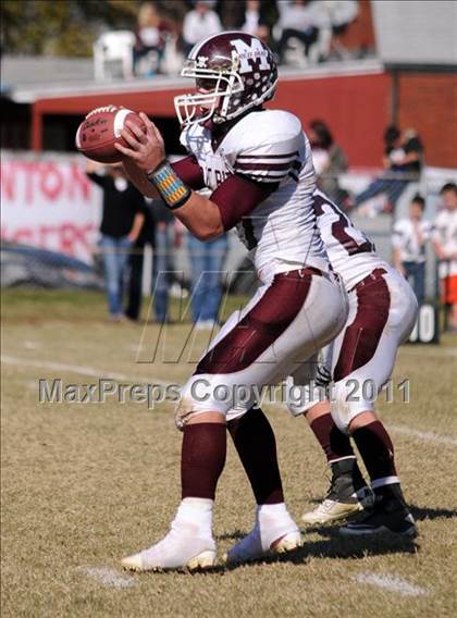 Thumbnail 3 in Benton vs. Red Bud (IHSA Class 3A First Round Playoff) photogallery.