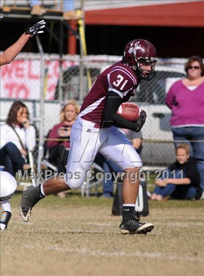Thumbnail 1 in Benton vs. Red Bud (IHSA Class 3A First Round Playoff) photogallery.