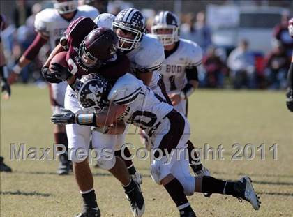 Thumbnail 2 in Benton vs. Red Bud (IHSA Class 3A First Round Playoff) photogallery.