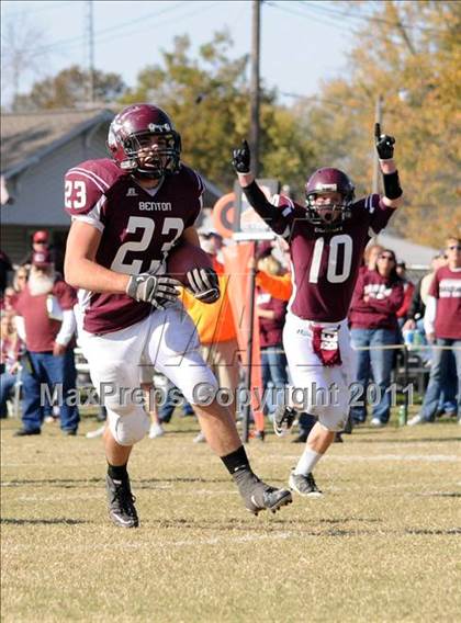 Thumbnail 1 in Benton vs. Red Bud (IHSA Class 3A First Round Playoff) photogallery.