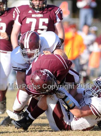 Thumbnail 3 in Benton vs. Red Bud (IHSA Class 3A First Round Playoff) photogallery.