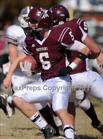 Thumbnail 1 in Benton vs. Red Bud (IHSA Class 3A First Round Playoff) photogallery.