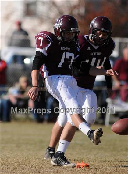Thumbnail 2 in Benton vs. Red Bud (IHSA Class 3A First Round Playoff) photogallery.