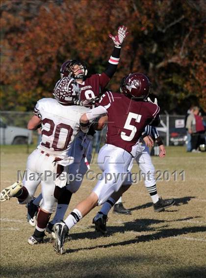 Thumbnail 3 in Benton vs. Red Bud (IHSA Class 3A First Round Playoff) photogallery.