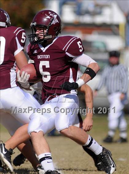 Thumbnail 3 in Benton vs. Red Bud (IHSA Class 3A First Round Playoff) photogallery.