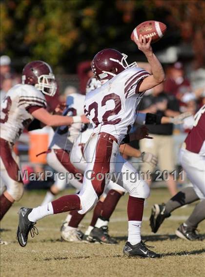 Thumbnail 2 in Benton vs. Red Bud (IHSA Class 3A First Round Playoff) photogallery.