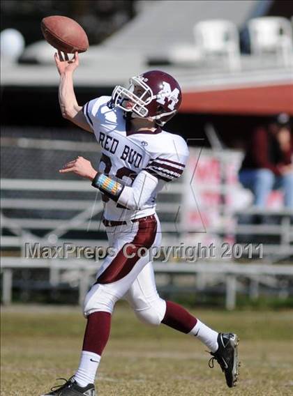 Thumbnail 3 in Benton vs. Red Bud (IHSA Class 3A First Round Playoff) photogallery.