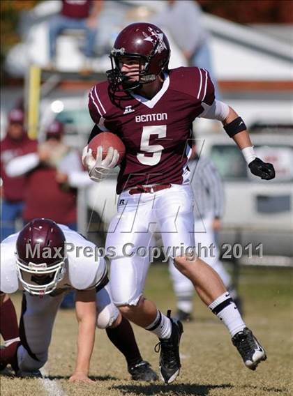 Thumbnail 1 in Benton vs. Red Bud (IHSA Class 3A First Round Playoff) photogallery.
