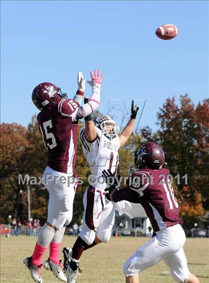 Thumbnail 2 in Benton vs. Red Bud (IHSA Class 3A First Round Playoff) photogallery.