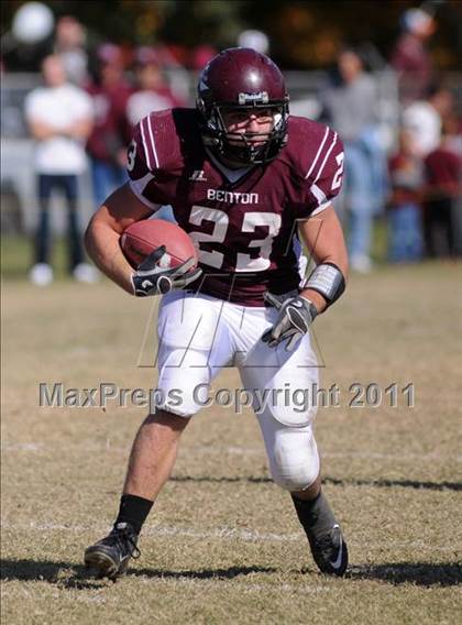 Thumbnail 2 in Benton vs. Red Bud (IHSA Class 3A First Round Playoff) photogallery.