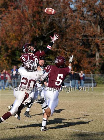 Thumbnail 1 in Benton vs. Red Bud (IHSA Class 3A First Round Playoff) photogallery.