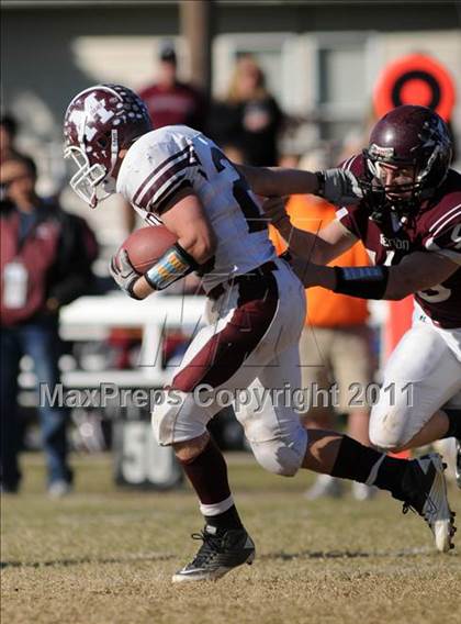 Thumbnail 1 in Benton vs. Red Bud (IHSA Class 3A First Round Playoff) photogallery.