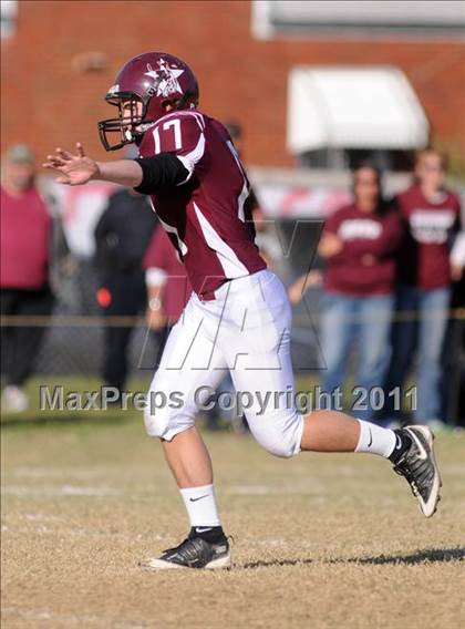 Thumbnail 2 in Benton vs. Red Bud (IHSA Class 3A First Round Playoff) photogallery.