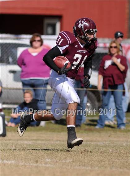 Thumbnail 3 in Benton vs. Red Bud (IHSA Class 3A First Round Playoff) photogallery.