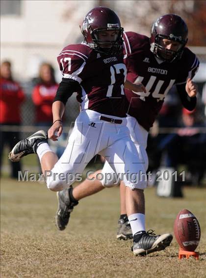 Thumbnail 1 in Benton vs. Red Bud (IHSA Class 3A First Round Playoff) photogallery.