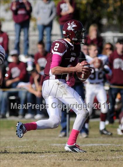 Thumbnail 2 in Benton vs. Red Bud (IHSA Class 3A First Round Playoff) photogallery.