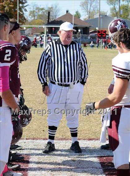 Thumbnail 2 in Benton vs. Red Bud (IHSA Class 3A First Round Playoff) photogallery.