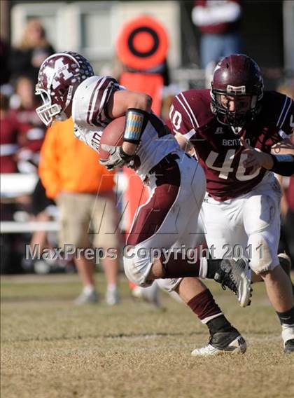 Thumbnail 3 in Benton vs. Red Bud (IHSA Class 3A First Round Playoff) photogallery.