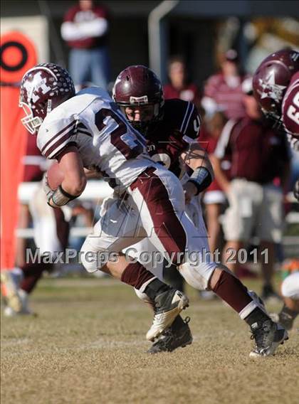 Thumbnail 2 in Benton vs. Red Bud (IHSA Class 3A First Round Playoff) photogallery.