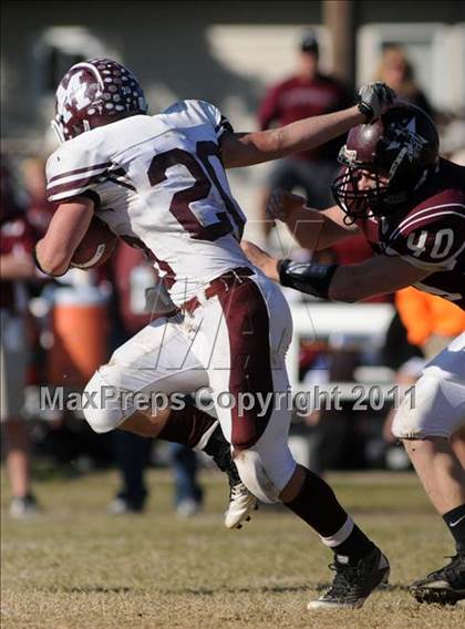 Thumbnail 2 in Benton vs. Red Bud (IHSA Class 3A First Round Playoff) photogallery.