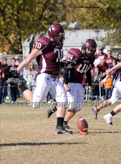 Thumbnail 2 in Benton vs. Red Bud (IHSA Class 3A First Round Playoff) photogallery.