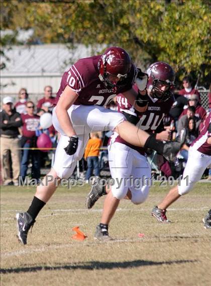 Thumbnail 1 in Benton vs. Red Bud (IHSA Class 3A First Round Playoff) photogallery.