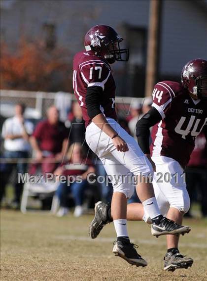 Thumbnail 2 in Benton vs. Red Bud (IHSA Class 3A First Round Playoff) photogallery.
