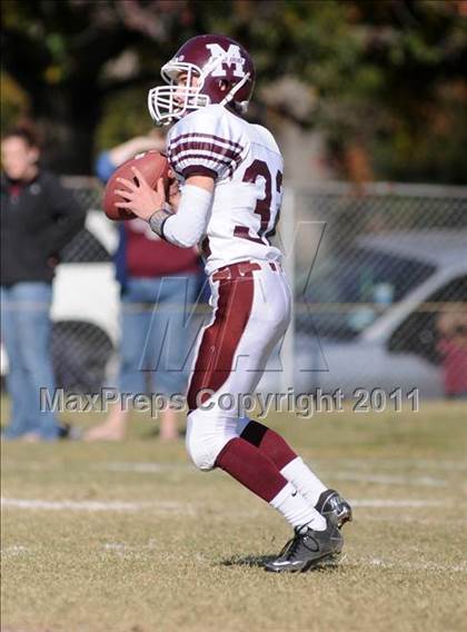 Thumbnail 2 in Benton vs. Red Bud (IHSA Class 3A First Round Playoff) photogallery.