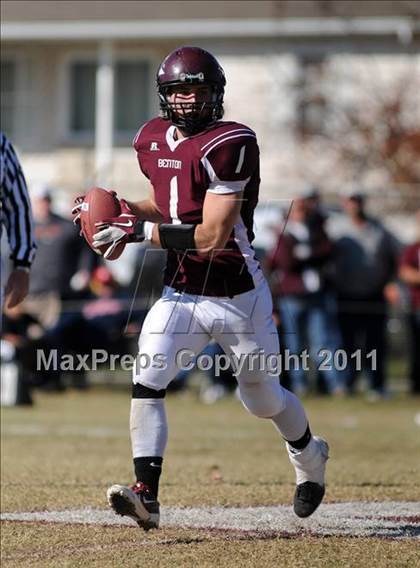 Thumbnail 2 in Benton vs. Red Bud (IHSA Class 3A First Round Playoff) photogallery.