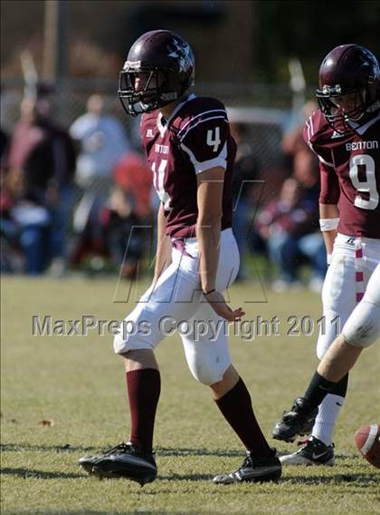 Thumbnail 1 in Benton vs. Red Bud (IHSA Class 3A First Round Playoff) photogallery.