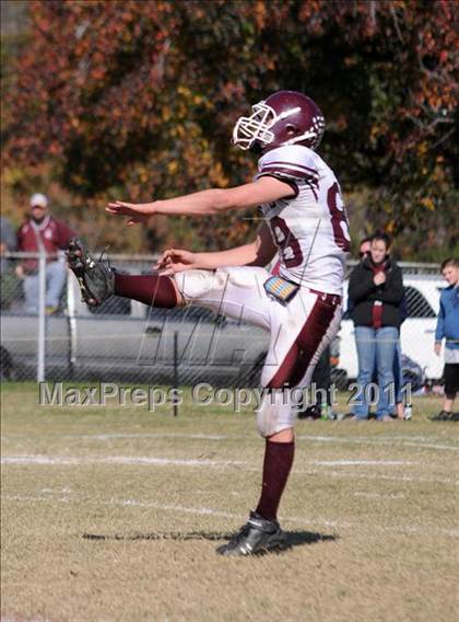 Thumbnail 2 in Benton vs. Red Bud (IHSA Class 3A First Round Playoff) photogallery.